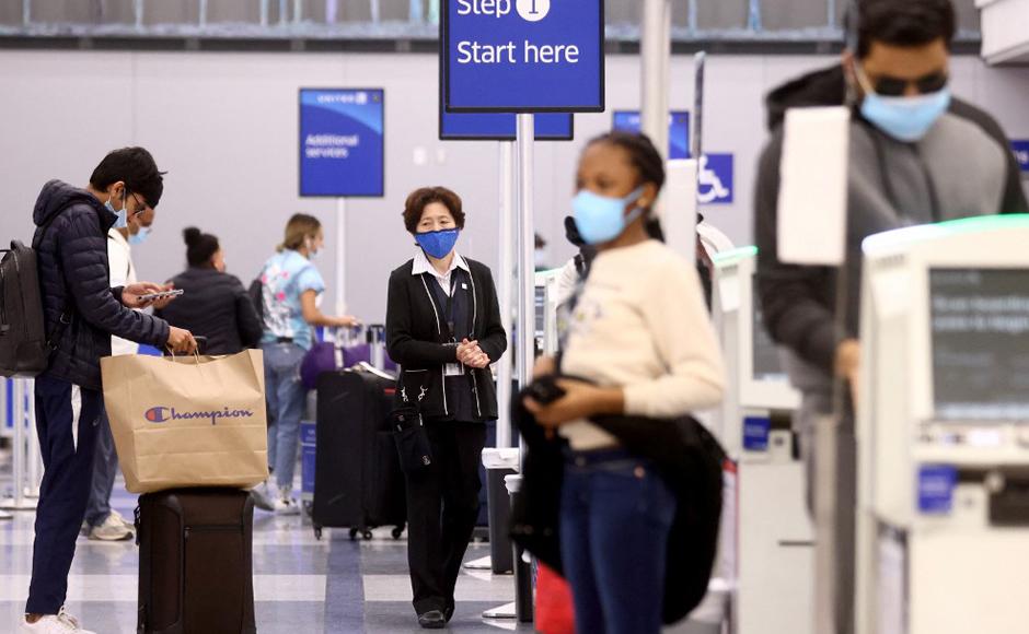 La administración de Biden planea anunciar restricciones más estrictas para los viajeros que vuelan a los Estados Unidos.