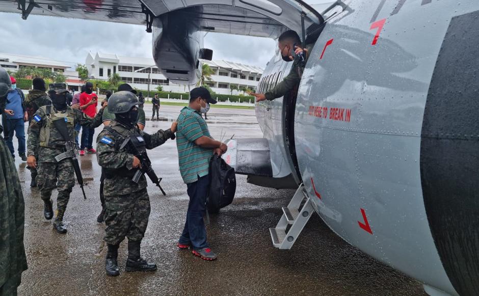 Trasladan a Tegucigalpa a policías y demás capturados durante operativo en Tocoa