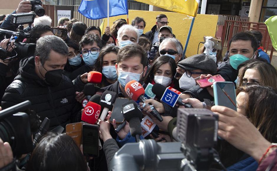 El candidato presidencial chileno Gabriel Boric, del partido Apruebo Dignidad, habla con la prensa luego de votar durante las elecciones presidenciales.