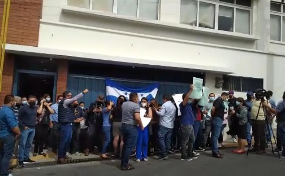 La protesta se llevó a cabo en las afueras del edificio donde funciona el canal estatal.