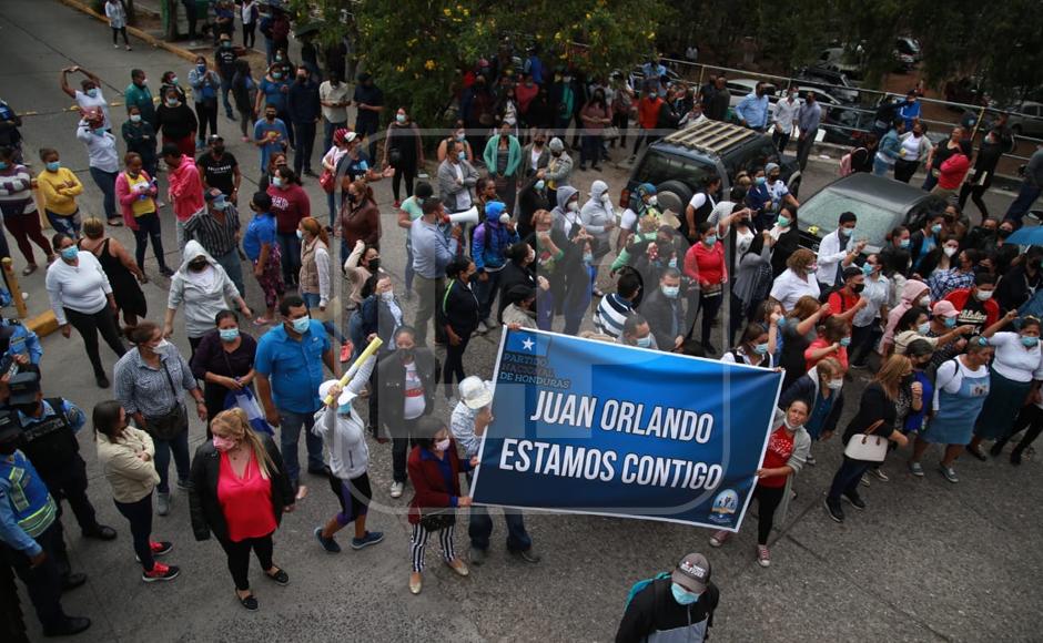 Seguidores de Juan Orlando Hernández y opositores se apostaron en las cercanías de la Corte.
