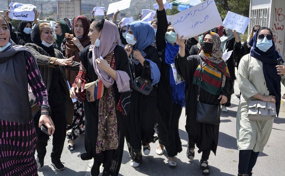 Talibanes dispersan nuevas protestas en Kabul y siguen preparando gobierno