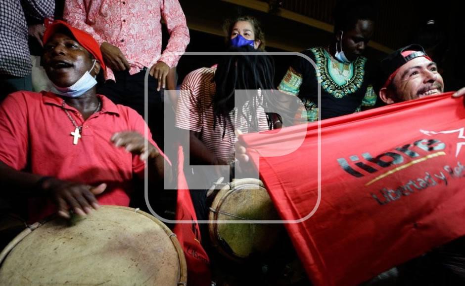 Simpatizantes de Xiomara Castro en vigilia desde los bajos del Congreso Nacional