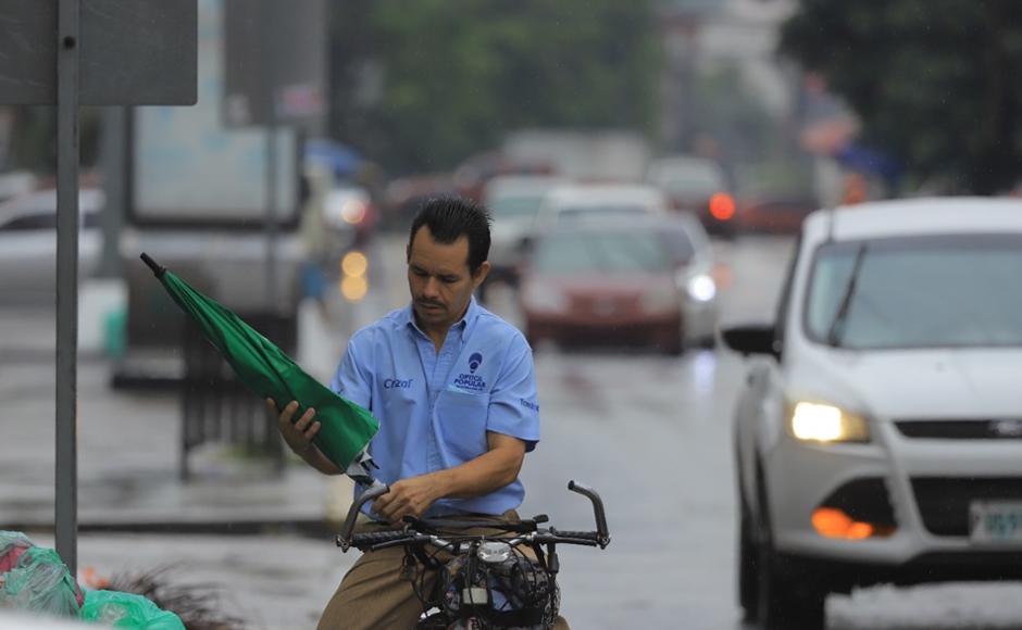 Los ciudadanos salieron rumbo a sus trabajos con abrigos y sombrillas debido al frío y la lluvia. 