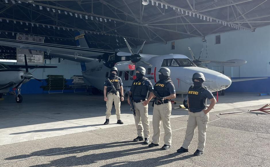 Equipos de la Atic instalados previo a la salida del país de Fredy Mármol.