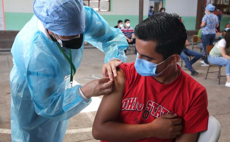 Continúan las jornadas de vacunación para imunizar a la población contra el virus.