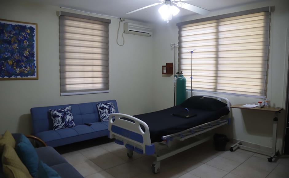 Una de las habitaciones donde reciben asistencia los pacientes tras culminar su cirugía.