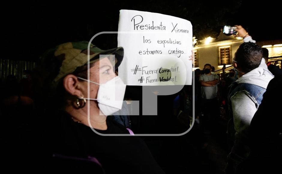 Simpatizantes de Xiomara Castro en vigilia desde los bajos del Congreso Nacional