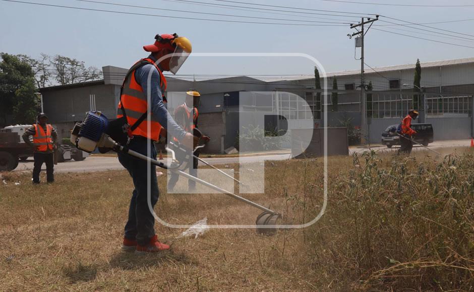 Los sampedranos trabajaron bajo el sol sin importar las altas temperaturas, las labores de limpieza de césped, lavado de carros y construcción siguieron.