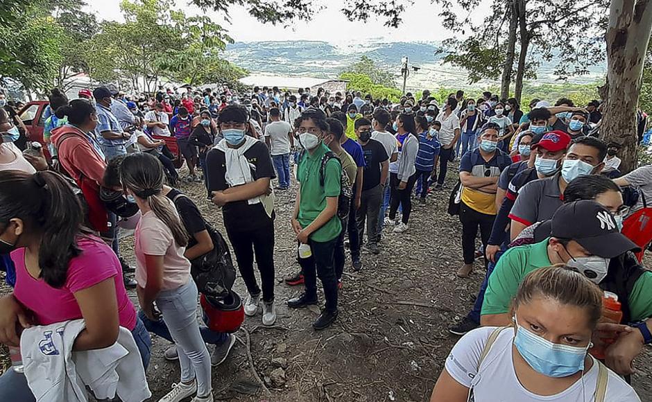 Nicaragüenses cruzan frontera con Honduras para vacunarse contra covid-19