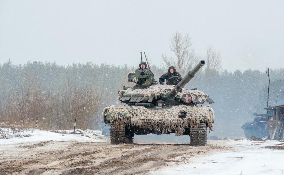 Los militares de las Fuerzas Militares de Ucrania de la brigada mecanizada 92 utilizan tanques, cañones autopropulsados y otros vehículos blindados para realizar ejercicios con fuego real cerca de la ciudad de Chuguev.