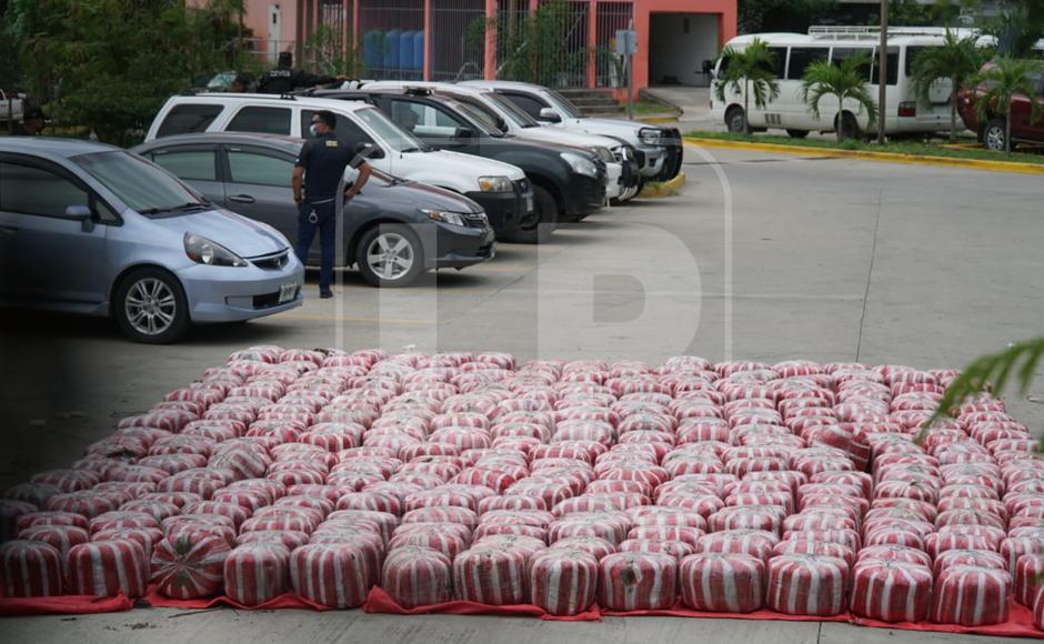 Decomisan cargamento de marihuana que ocultaban en un camión