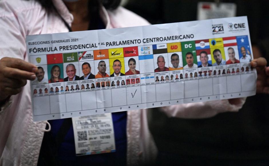 Xiomara avanza en conteo; 12 partidos políticos corren riesgo de desaparecer