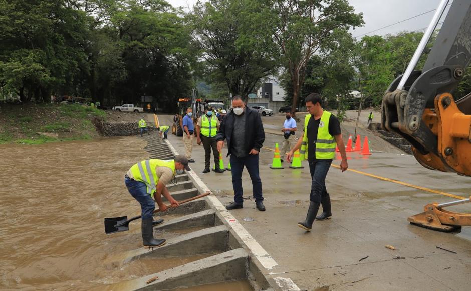 Limpian vías afectadas por fuerte lluvia en SPS