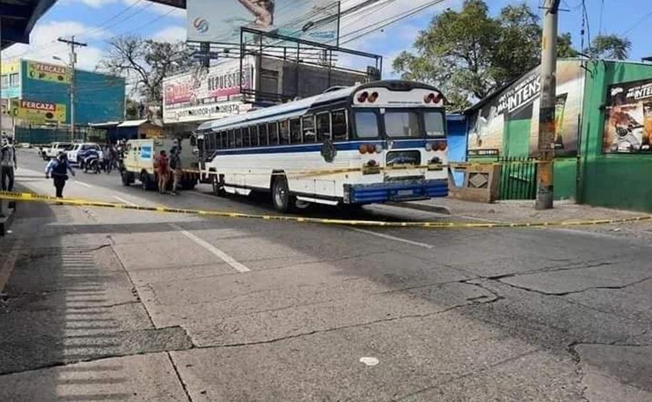 El cuerpo del ayudante quedó cerca de las gradas del autobús urbano.