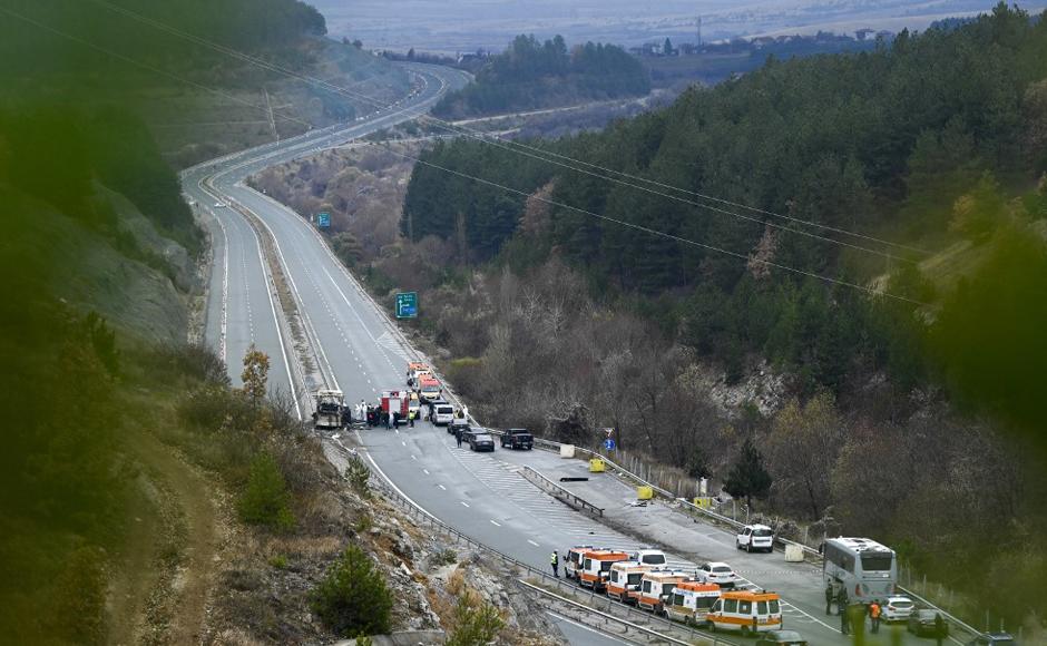 46 personas, entre ellas una docena de menores, murieron después que un autobús se incendió al sur de la capital búlgara.