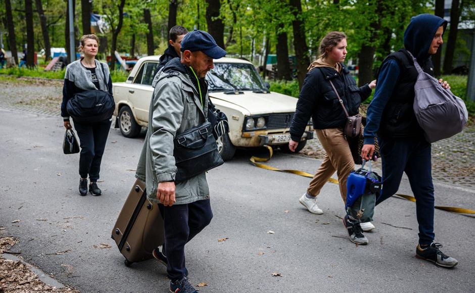 Las personas que huyeron de la aldea de Ruska Lozova llegan al punto de evacuación en Kharkiv, este de Ucrania.