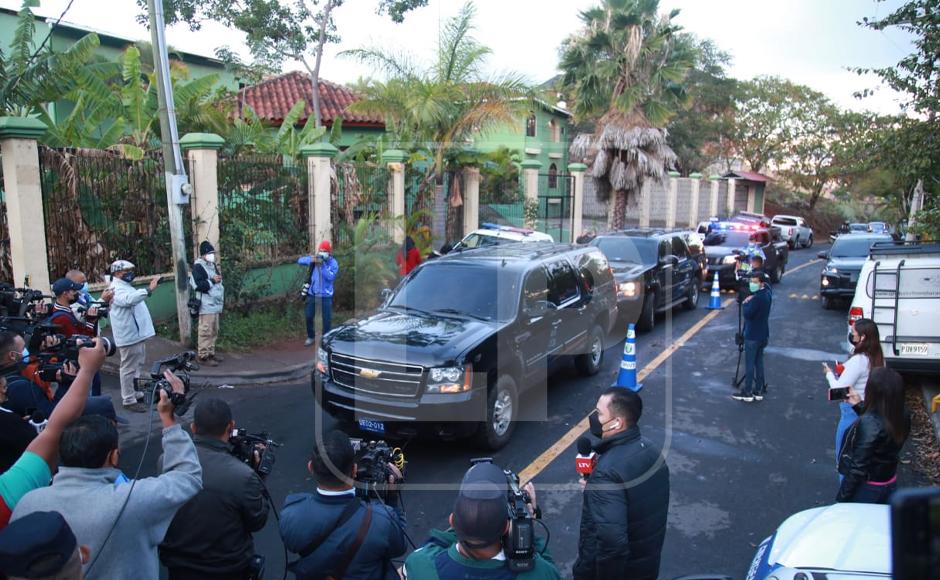 Las afueras de la residencia de Hernández permanece repleta de policías, medios de comunicación y personas curiosas que observan la situación.