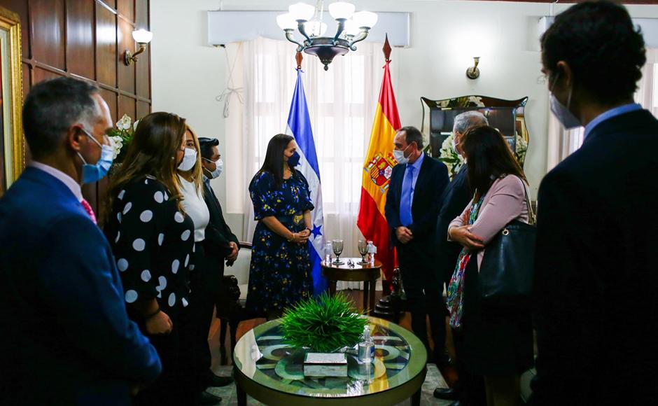 Honduras y BID buscan ampliar atención a mujeres migrantes con plataforma digital Conecta