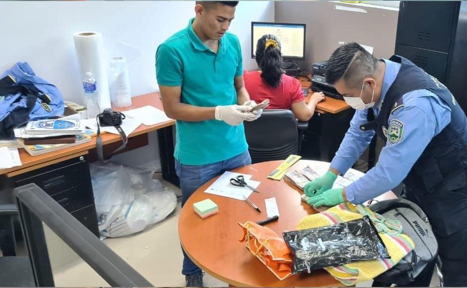 Momento en que contabilizaban el dinero encontrado en su mochila.