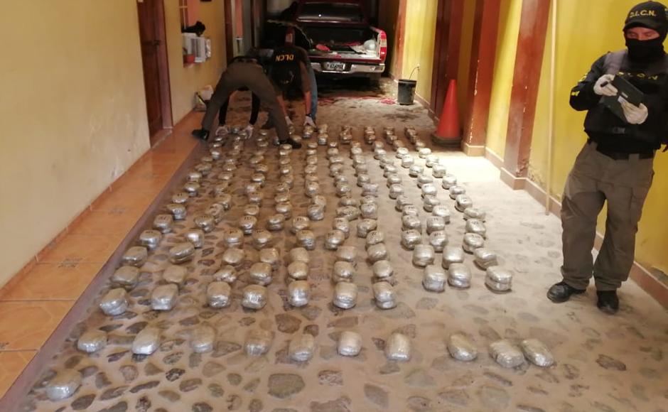 Agentes contabilizando la marihuana decomisada en el oriente del país.