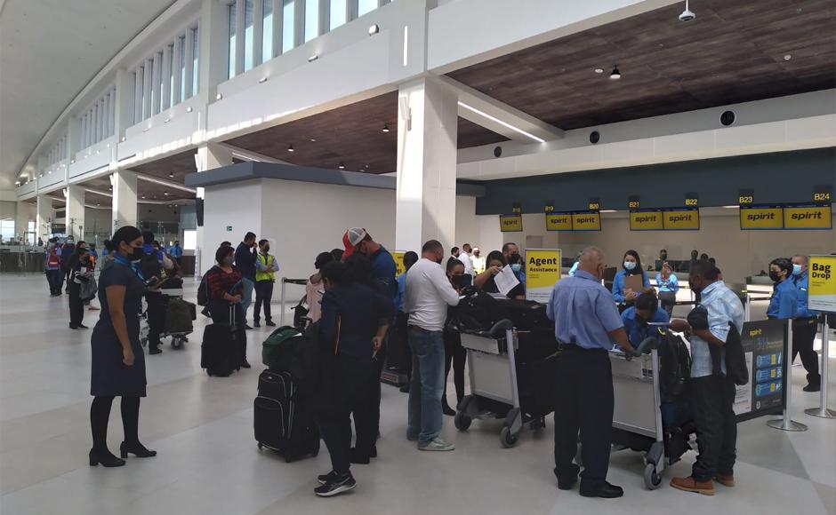 Primeros viajeros realizado su pre-chequeo en la aerolínea de Spirit, en el aeropuerto Palmerola.