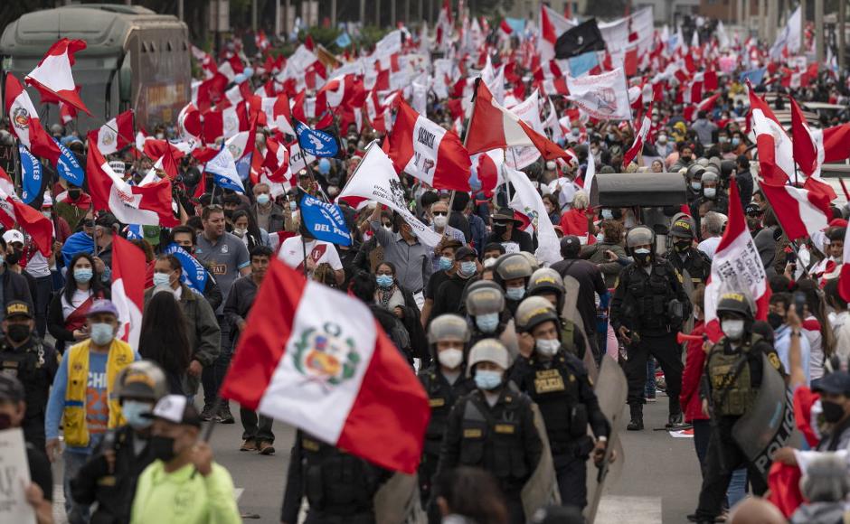 Presidente de Perú fustiga a opositores que buscan su destitución