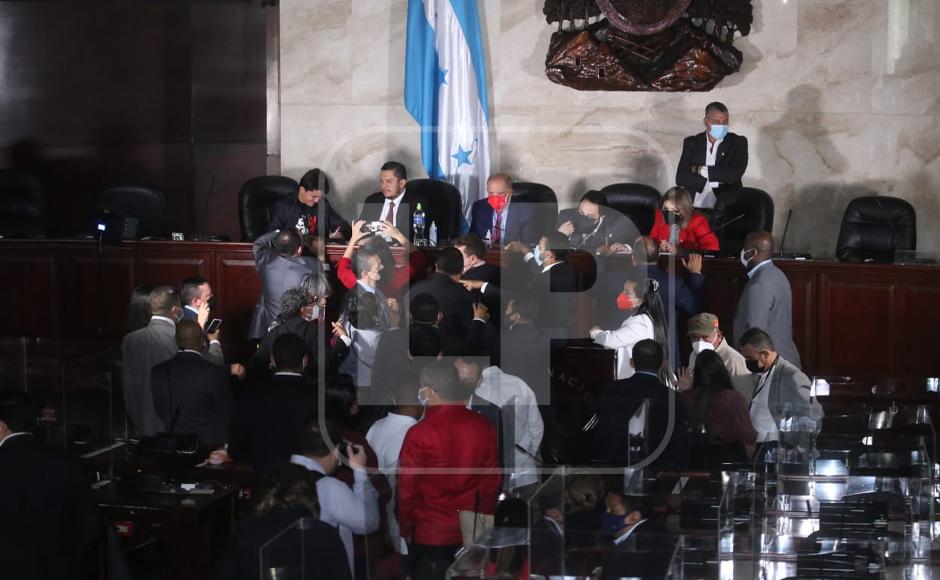Imagen de la sesión donde se juramentó a la nueva junta directiva encabezada por Luis Redondo.