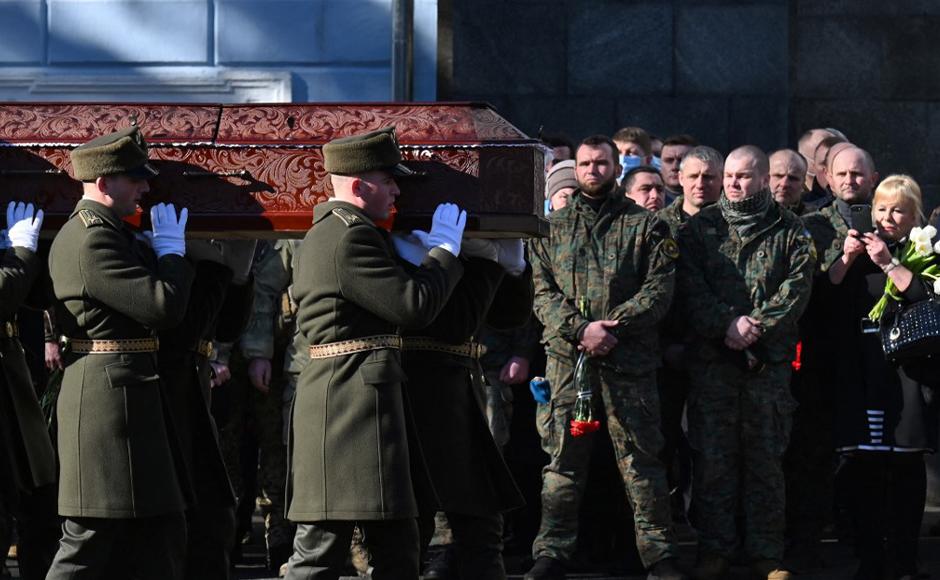 Los militares ucranianos llevan el ataúd del capitán Anton Sidorov, el padre de tres hijos de 35 años que murió en un reciente incidente de bombardeo en la línea del frente con los separatistas respaldados por Rusia, durante una ceremonia de despedida.
