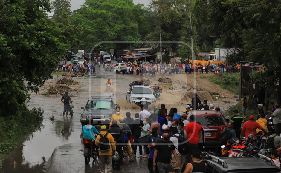 Varias zonas quedaron incomunicadas esa mañana a raíz del aguacero.