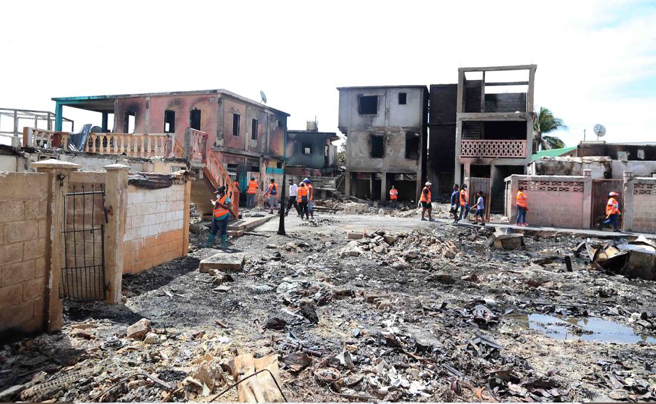 Gran parte de la población de Guanaja quedó en la calle tras el devastador incendio.
