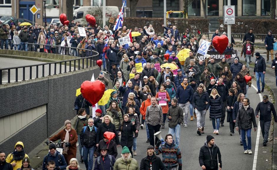 Los manifestantes marchan con pancartas en su camino desde Oosterpark a Museumplein, en Amsterdam.