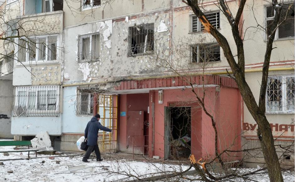 Una vista de un edificio residencial dañado por los recientes bombardeos de Rusia.