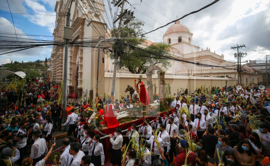 Miles de hondureños católicos dieron este Domingo de Ramos la bienvenida a la Semana Santa concurriendo a los templos y portando ramos de palma para su bendición. 