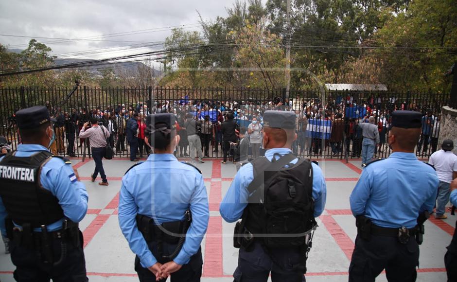 La Corte estuvo fuertemente resguardada por policías mientras se llevaba a cabo la audiencia.