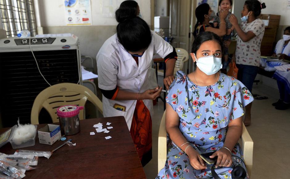 Una trabajador de la salud inocula a una joven con dosis de la vacuna Covaxine contra el coronavirus durante una campaña para personas en el grupo de edad de 15 a 18 años.