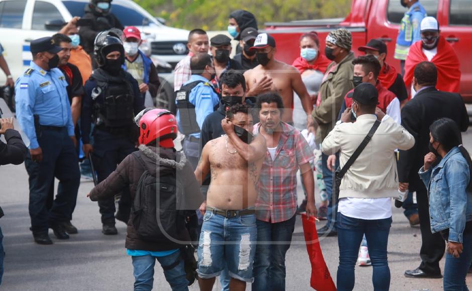 Simpatizantes de Libre y del Partido Nacional se enfrentaron en las afueras del Poder Judicial.