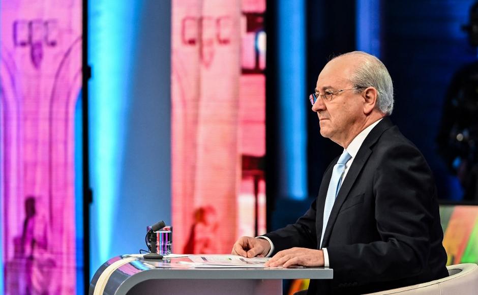 En esta imagen distribuida por RTP, el candidato del PSD, Rui Rio, se prepara antes de participar en un debate televisado con el actual primer ministro socialista portugués, Antonio Costa.