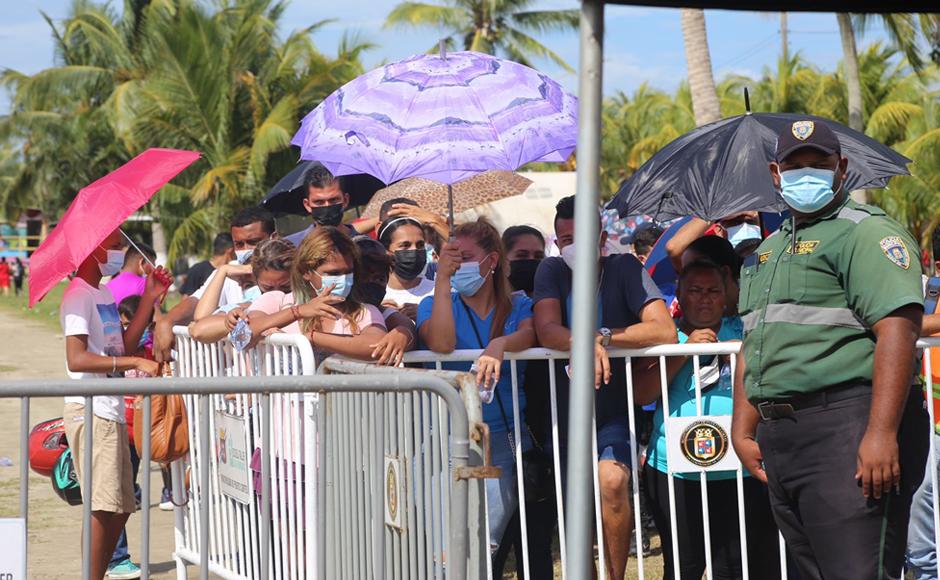 Hondureños haciendo fila para vacunarse durante el inicio de la Semana Morazánica.