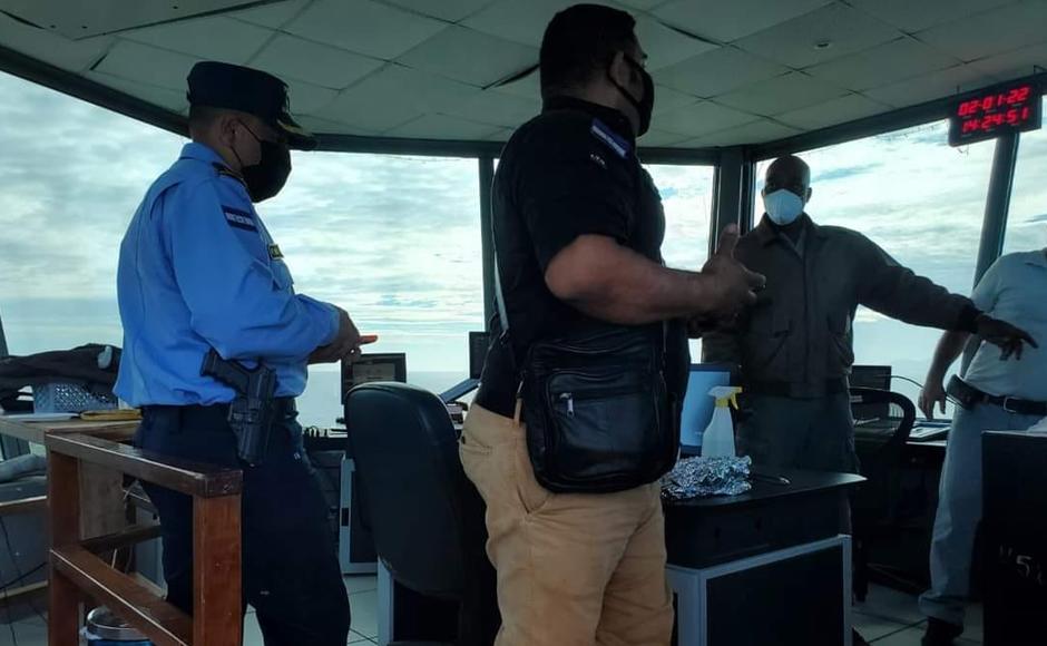 Autoridades esperarán que baje el oleaje del mar para patrullar con embarcaciones.