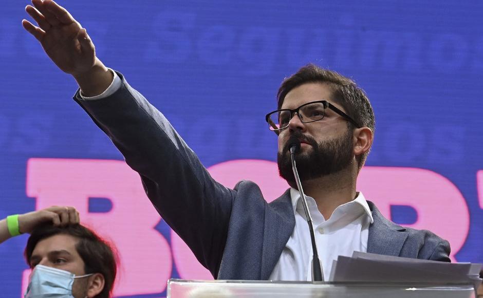 El candidato presidencial chileno Gabriel Boric, del Partido Apruebo Dignidad, hace gestos durante el mitin de clausura de su campaña.