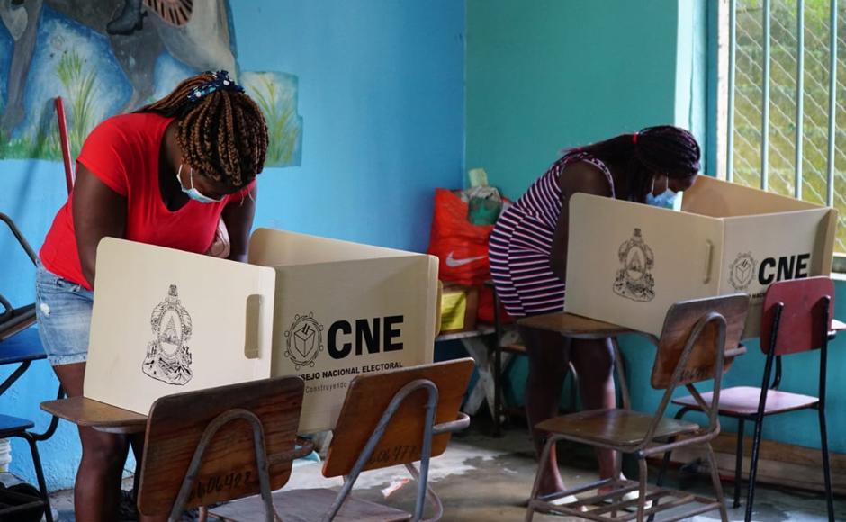 Dos mujeres ejerciendo el sufragio en los comicios de este domingo.