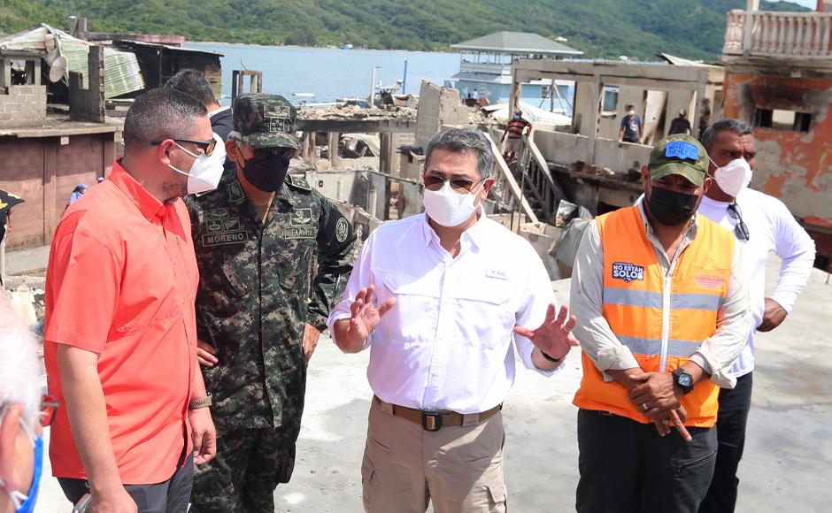 JOH en su visita a Guanaja: “No saldremos hasta concluir la reconstrucción”