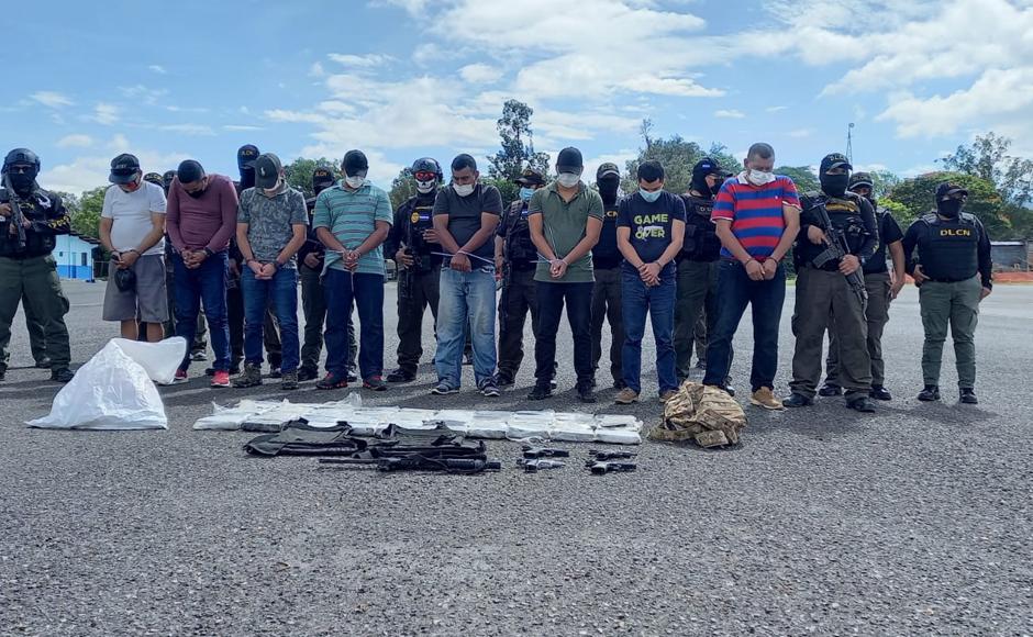 Este domingo fueron trasladados hacia Tegucigalpa los hombres capturados durante un operativo donde se halló 50 kilos de presunta cocaína. 
