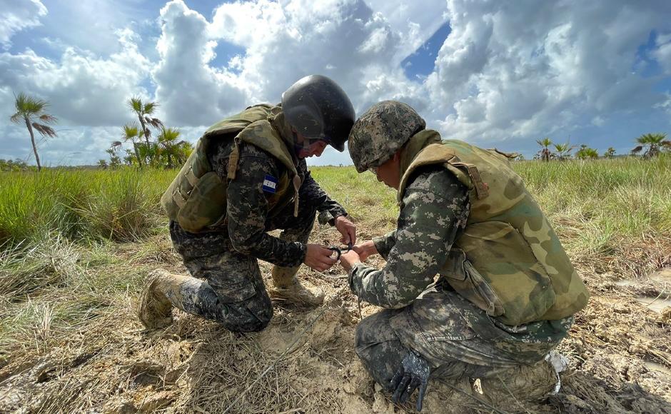 Especialistas en explosivos alistándose para destruir la narcopista.