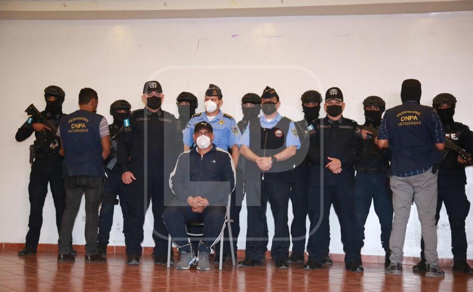 Juan Carlos Bonilla siendo presentado por las autoridades policiales en Tegucigalpa.