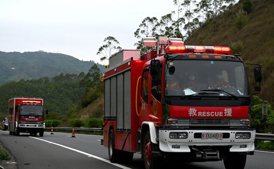 Los vehículos de rescate llegan a la aldea de Fenghuang en Wuzhou, cerca del lugar donde se estrelló el vuelo MU5375 de China Eastern el día anterior.