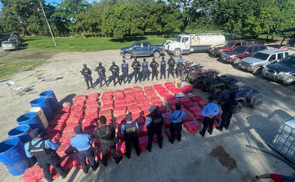 Hallan más de 2,000 kilos de cocaína, armas y municiones en Atlántida