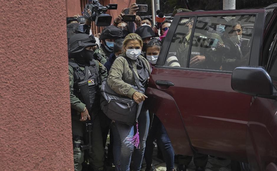 La expresidenta boliviana Jeanine Anez es escoltada por miembros de la Fuerza Especial contra el Delito a la prisión de Obrajes en La Paz.