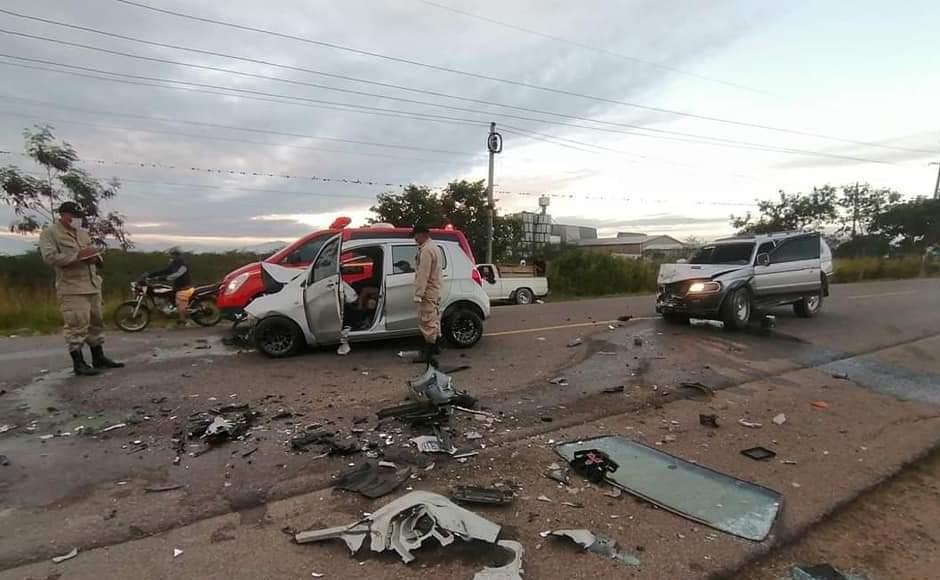 Imagen de ambos automóviles participantes en este accidente vial, que dejó como saldo dos muertos.